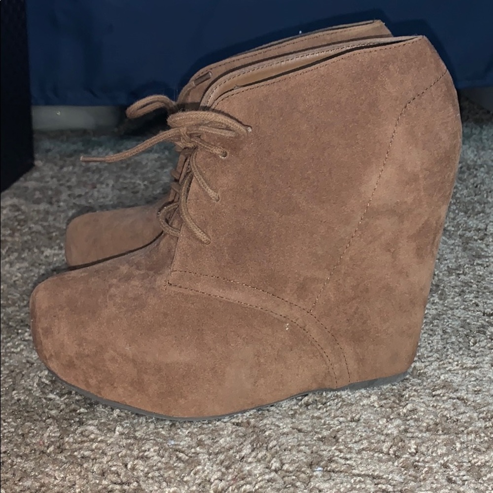 Shi by Journeys suede tan booties